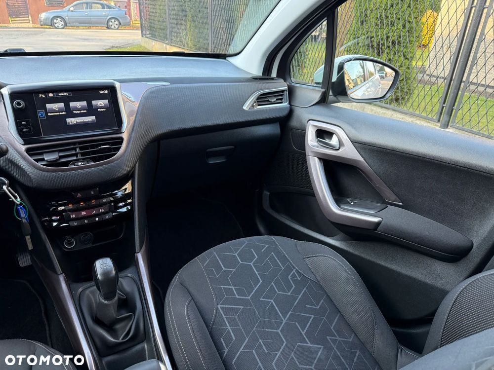 Peugeot 2008 1.2 Pure Tech Style EU6 - 27