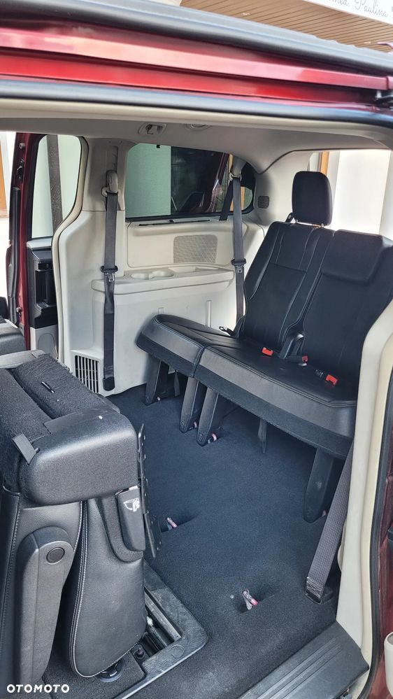 Chrysler Town & Country - 4