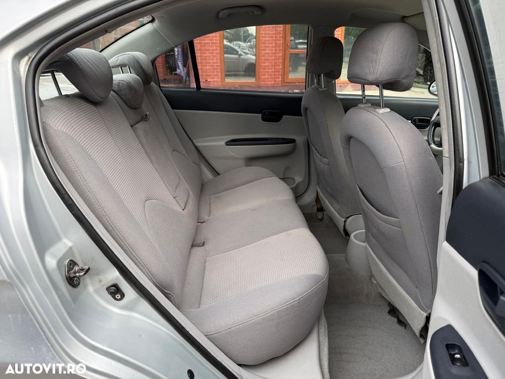 Hyundai Accent - 21