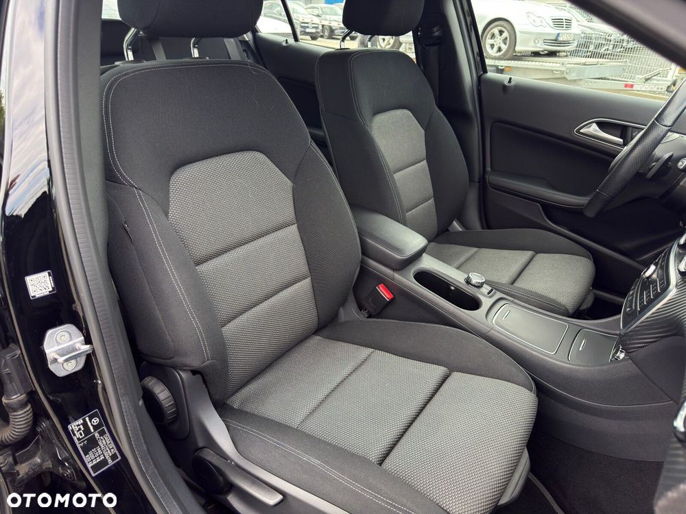 Mercedes-Benz GLA 180 7G-DCT - 26
