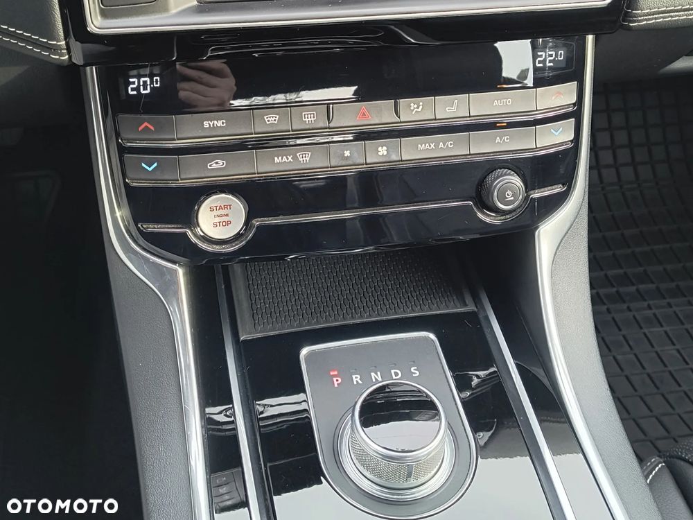 Jaguar XE 2.0 T R-Sport - 17