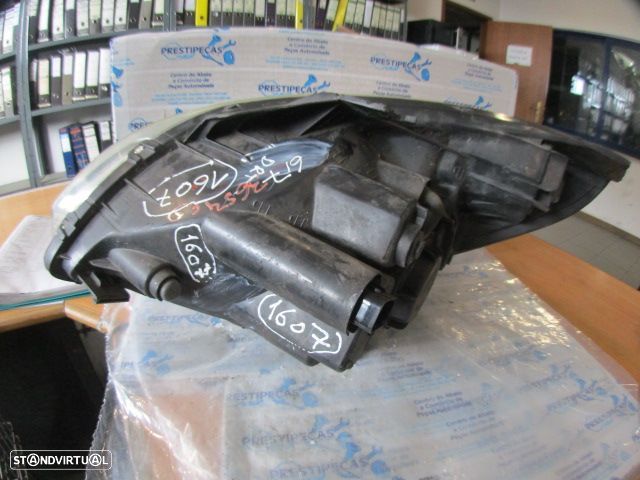 Farol Far1607 HYUNDAI  I20 1 FASE 1 2009 1.4CRDI 90CV 5P BRANCO DRT H4 Apoios Danificado - 4