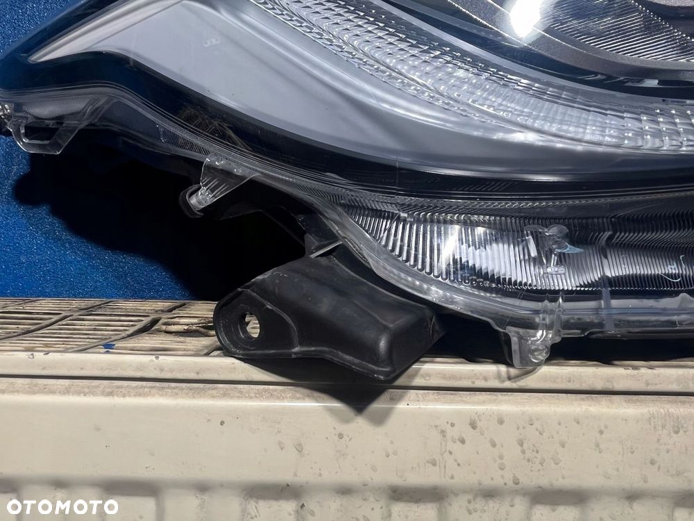 Lampa prawa przednia TOYOTA YARIS IV 4 - 3