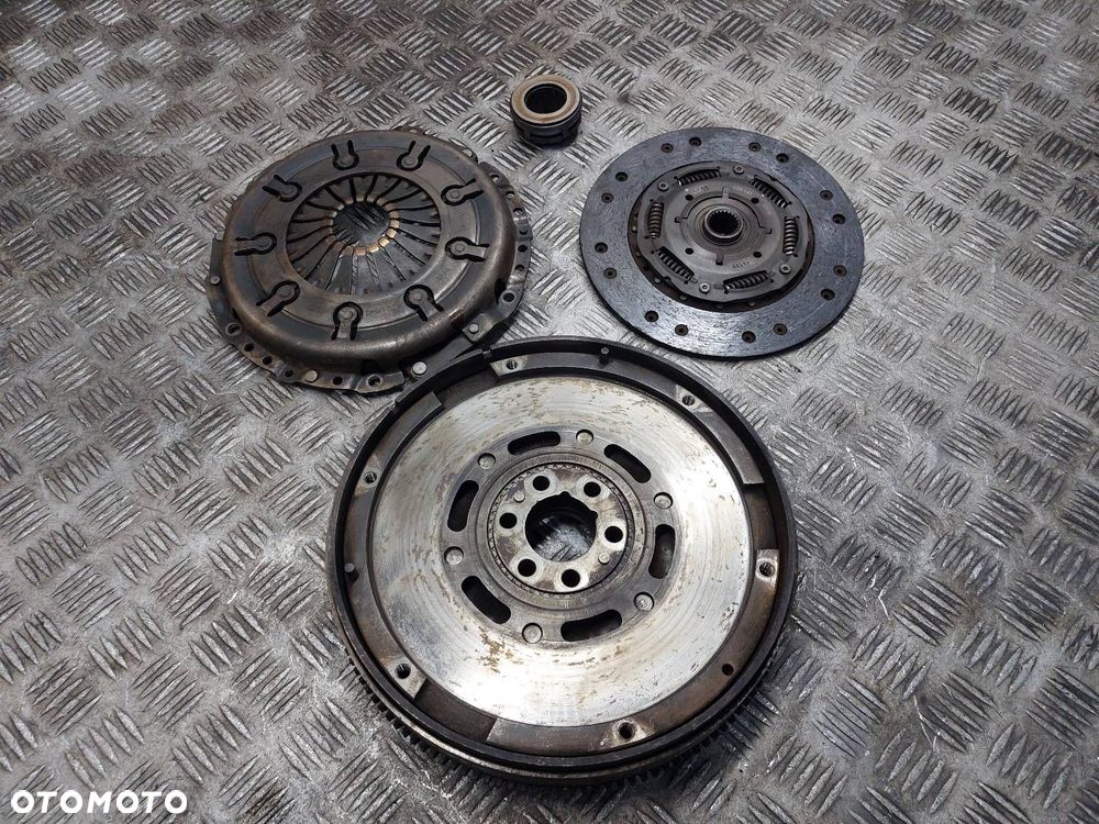 KOŁO DWUMASOWE + TARCZA + DOCISK + ŁOŻYSKO OPOROWE AUDI A4 B5 1.9 TDI - 1