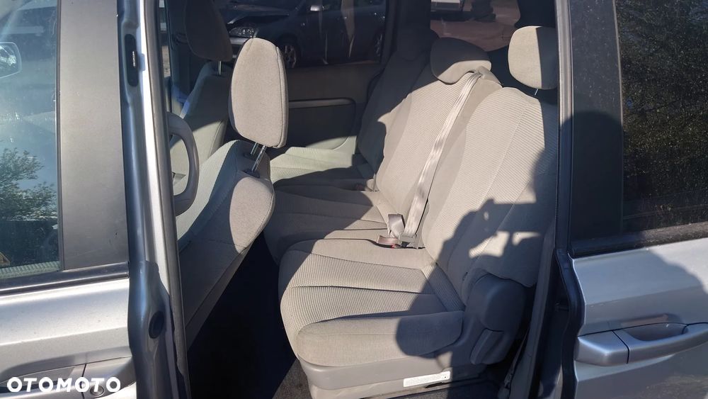 Kia Carnival - 12