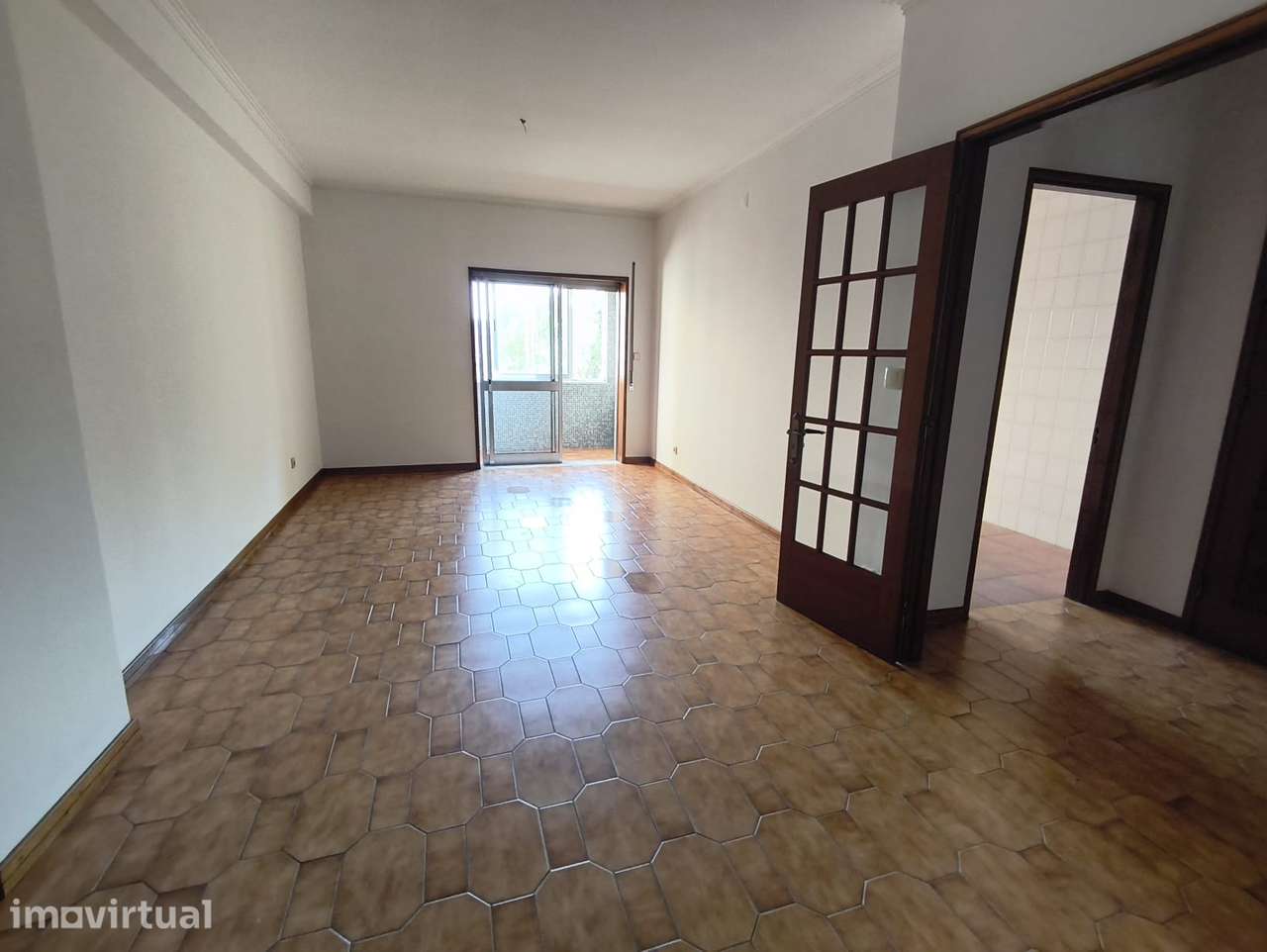 APARTAMENTO T2 COM GRANDE TERRAÇO E GARAGEM FECHADA | MAXIMINOS - Grande imagem: 3/16