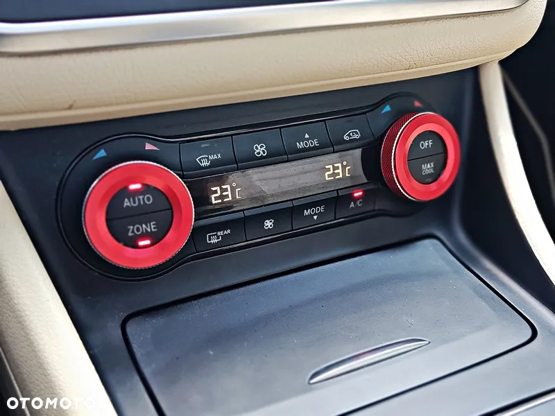 Mercedes-Benz GLA 250 4-Matic - 35