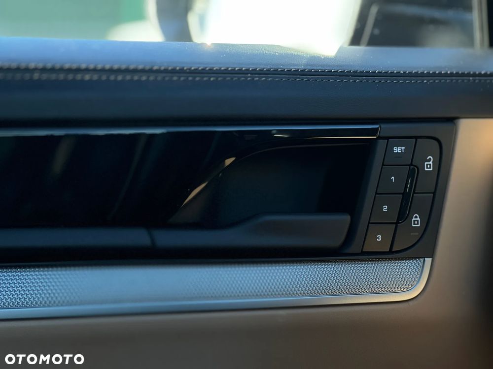 Porsche Cayenne - 22