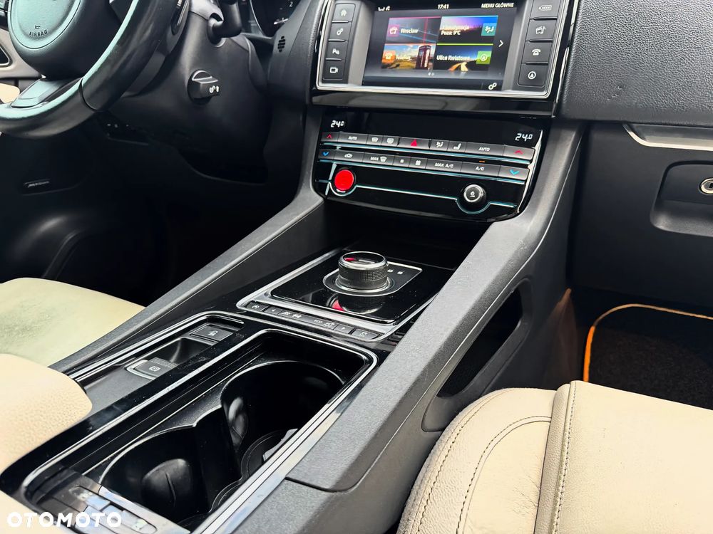 Jaguar F-Pace - 12