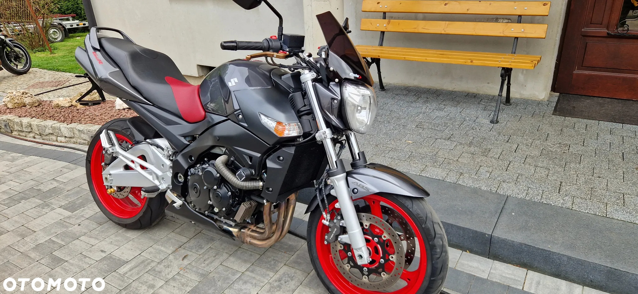 Suzuki GSR - 2