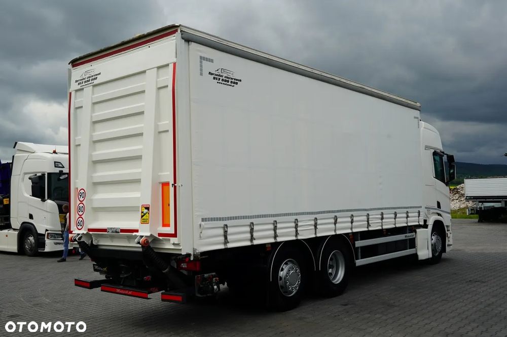 Scania R 450 / FIRANKA 7,7 m / 6x2 / DACH PODNOSZONY / OŚ PODNOSZONA / SKRĘTNA / WINDA DHOLLANDIA 3 500 KG / KLIMA POSTOJOWA / EURO 6 - 5
