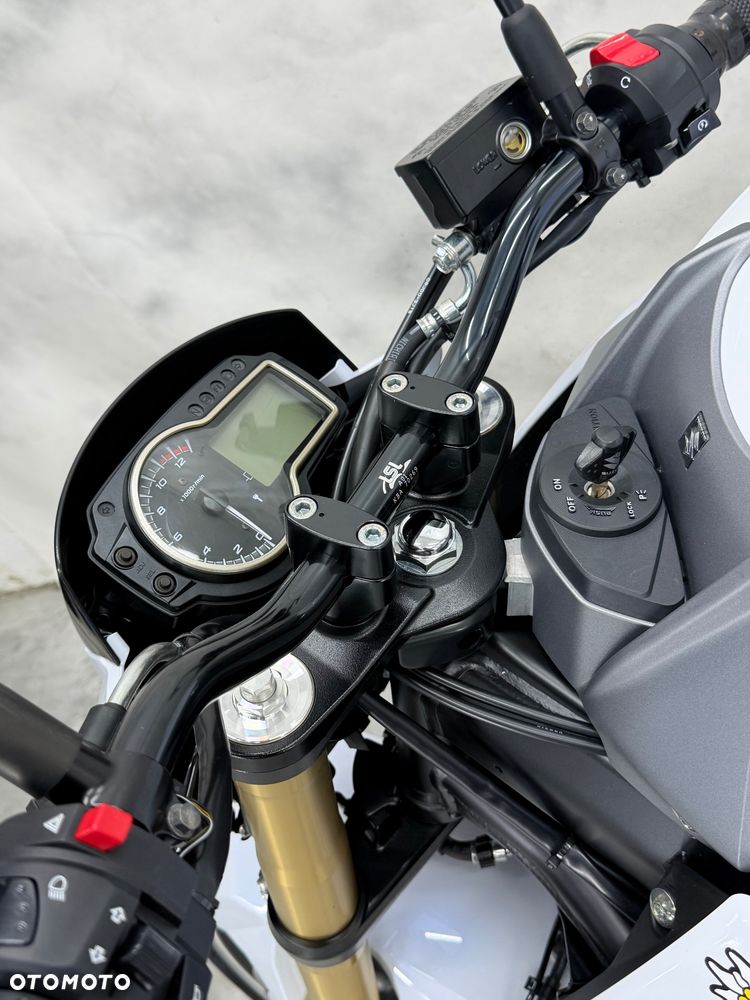 Suzuki GSR - 27