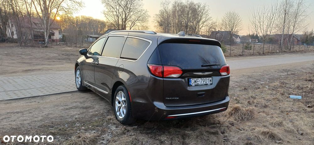 Chrysler Pacifica - 4