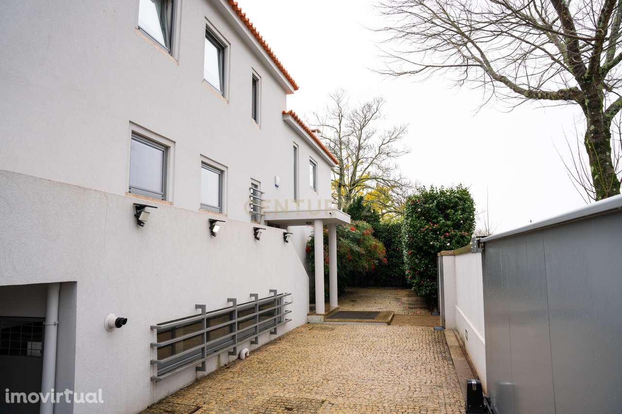 Moradia T3+1 no Bairro Marechal Gomes da Costa | 3 Frentes | Design e - Grande imagem: 2/29