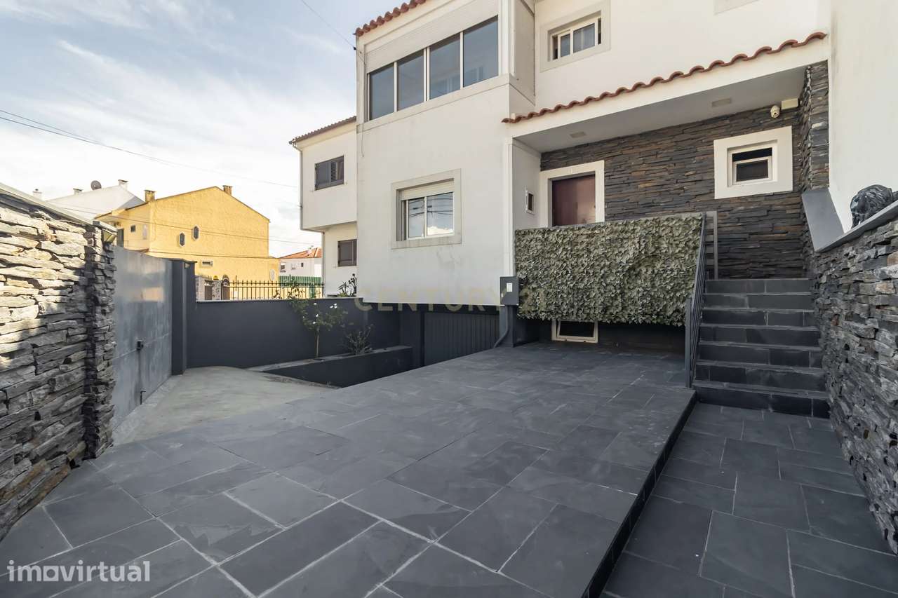 Moradia T3 no Vale da Amoreira — 191 m², quintal privado e garagem - Grande imagem: 2/42