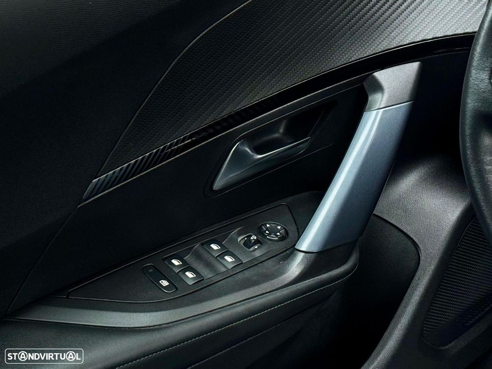Peugeot 2008 1.2 PureTech Allure EAT8 - 44