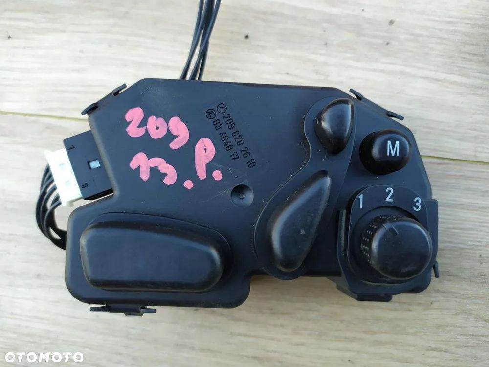 MERCEDES W209 CLK PANEL STEROWANIA FOTELA PRAWEGO 2098202610