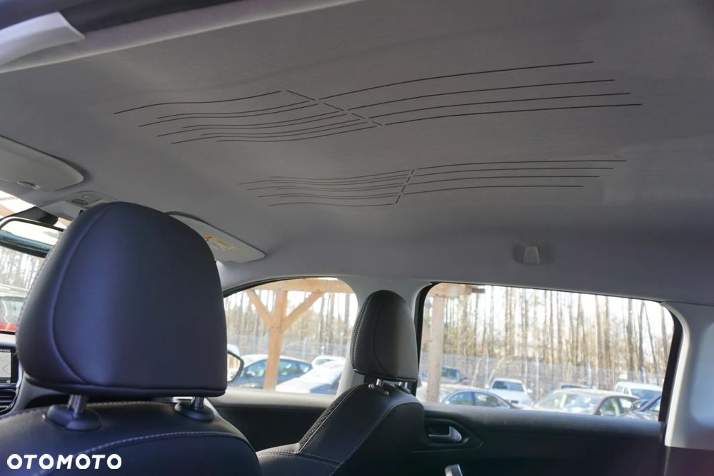 Peugeot 2008 1.2 Pure Tech Allure S&S - 11