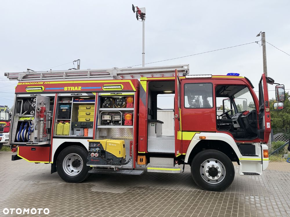 MAN Straż pożarna pojazd pożarniczy wóz strażacki MAN GBA średni terenowy- uterenowiony 4x4 CNBOP 3000l wody reduktor blokada tylnego mostu, maszt oświetleniowy - 12