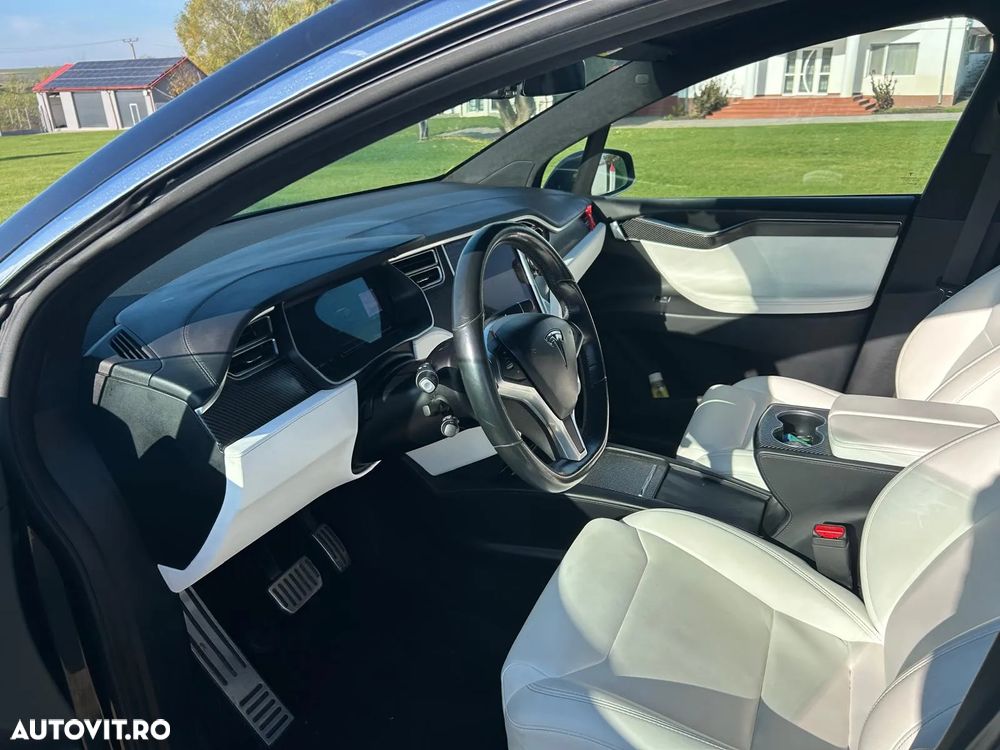 Tesla Model X - 9