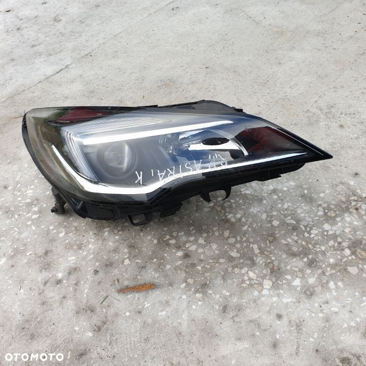 OPEL ASTRA V K LAMPA PRAWA PRZOD  LED 662588537 39047201 17R - 1