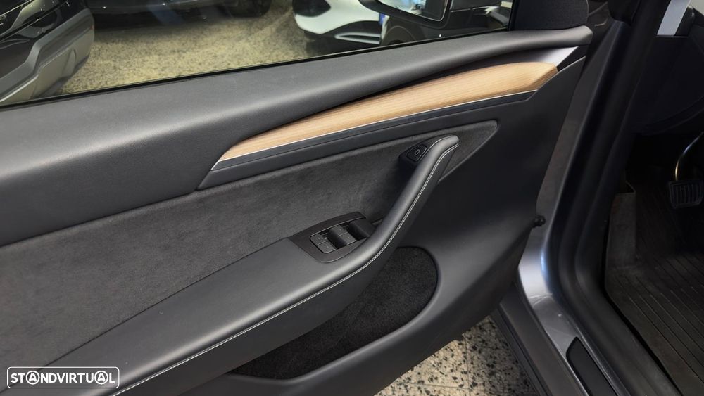 Tesla Model Y Long Range Tração Integral - 18