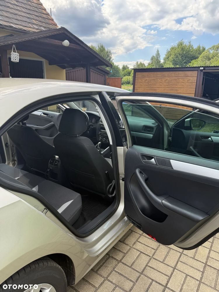 Volkswagen Jetta 1.6 TDI Highline DSG - 13