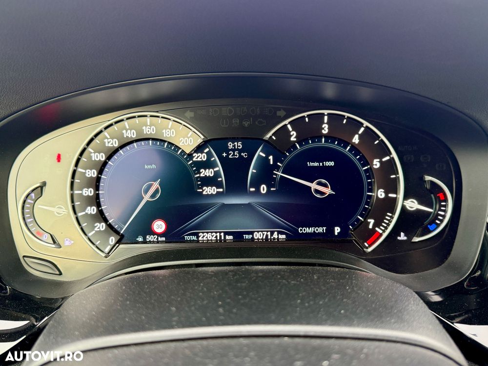 BMW Seria 5 540i xDrive Touring Aut. - 12