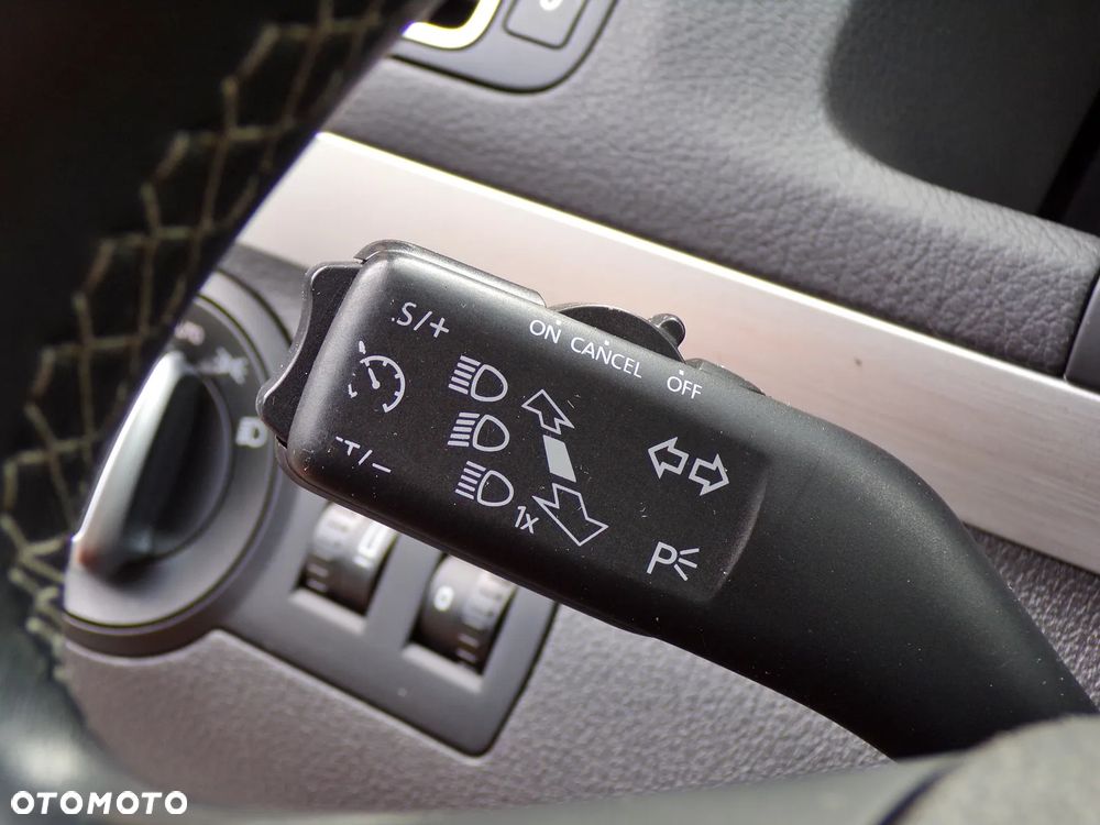 Volkswagen Touran 2.0 TDI DPF STYLE - 22