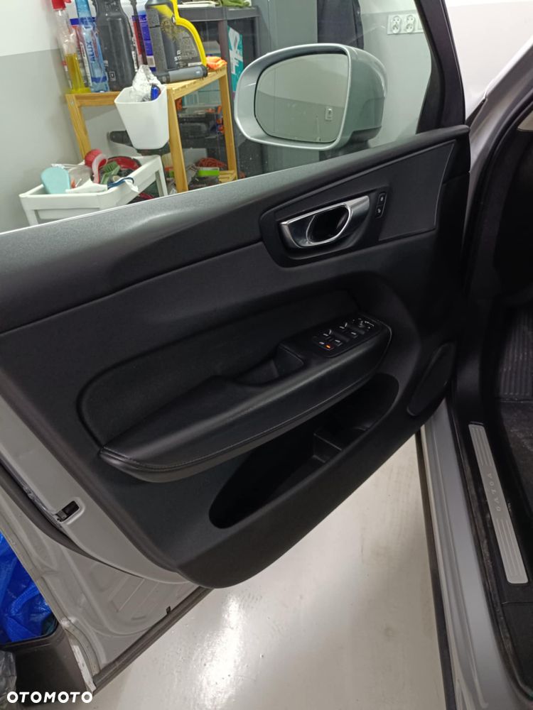 Volvo XC 60 B4 D AWD Geartronic Momentum Pro - 17