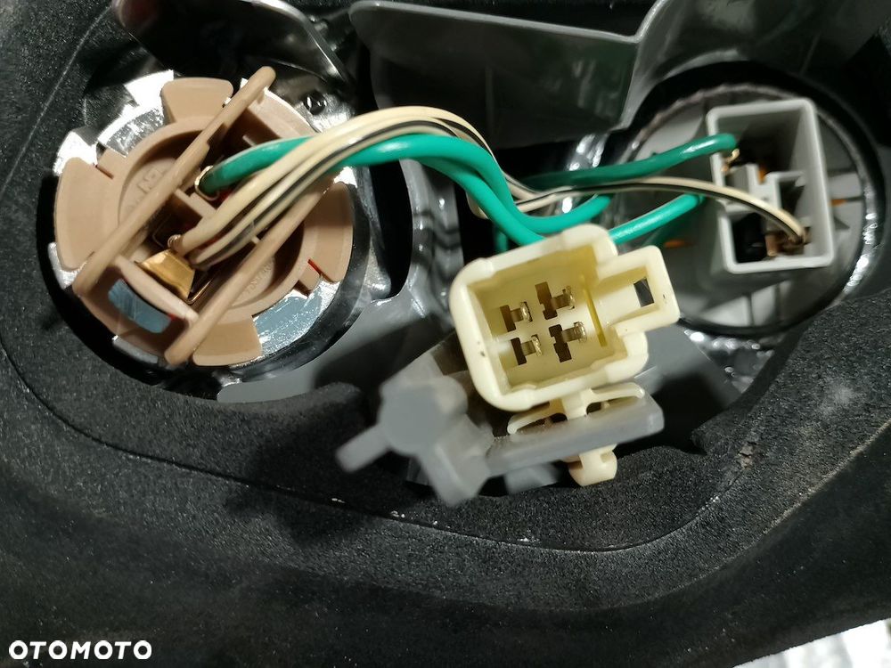 LAMPA TYLNA PRAWA TOYOTA COROLLA E15 SEDAN - 5