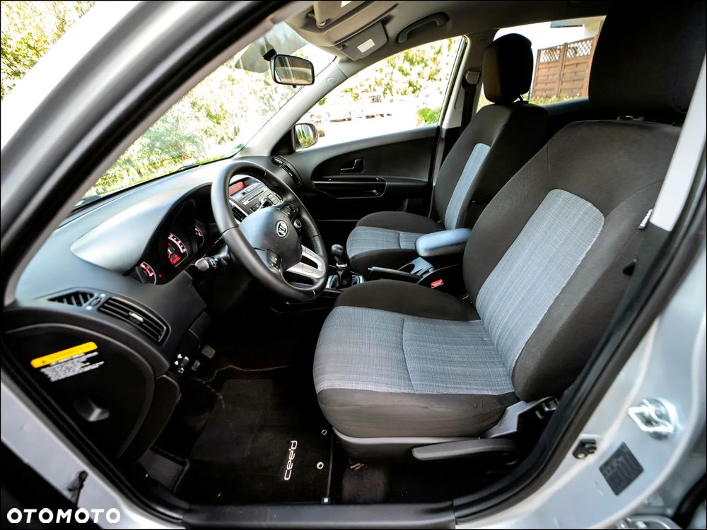 Kia Ceed - 16