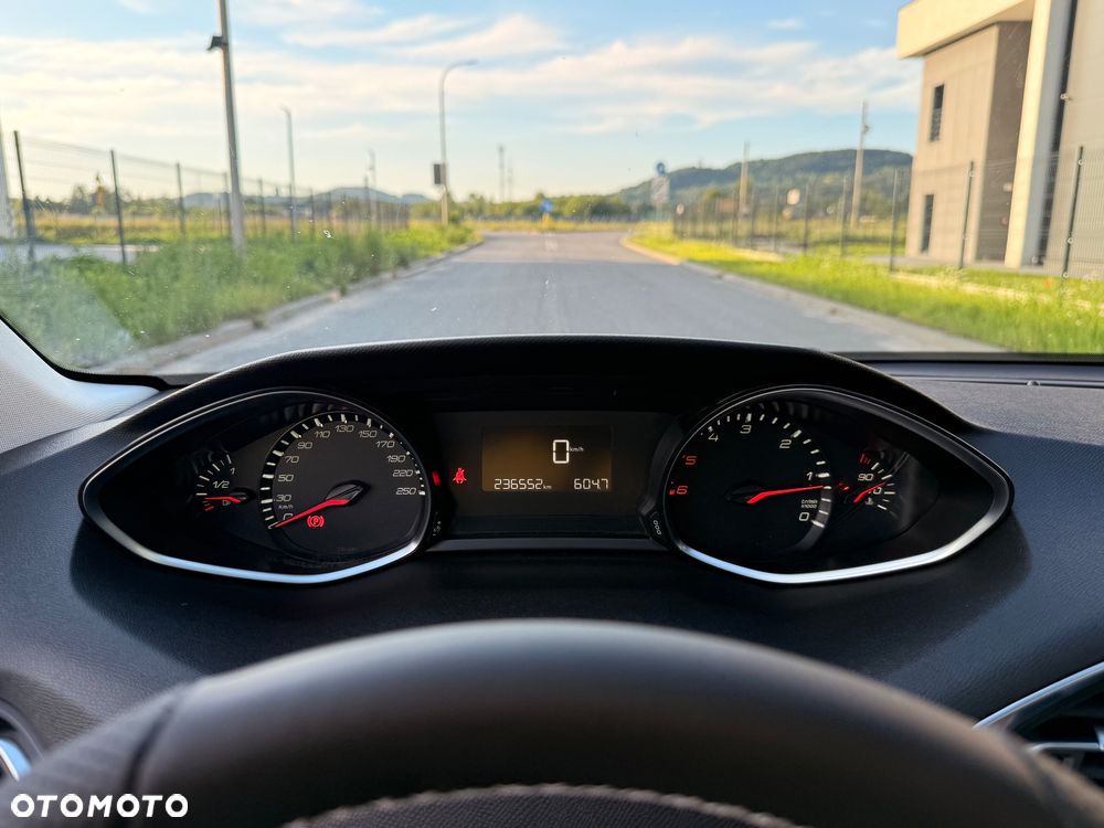Peugeot 308 1.6 BlueHDi Allure S&S - 33