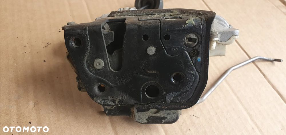 Zamek drzwi prawy przód przedni prawy Audi A8 D3 4E1837016 - 2