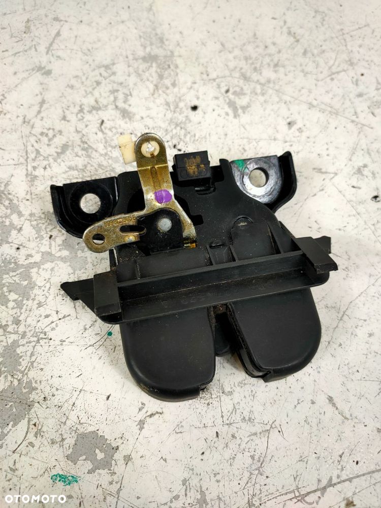 zamek klapy tył audi a4 b5 lift kombi 8d9827505e - 1