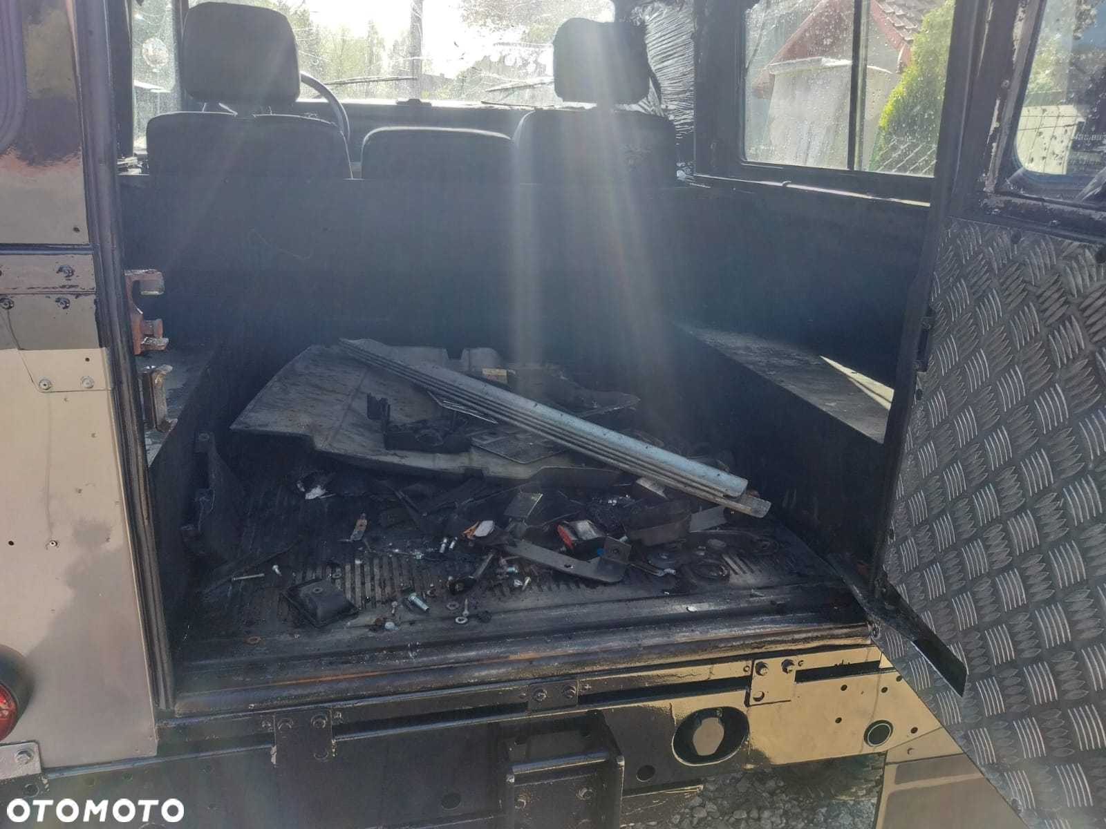 Land Rover Defender - 26