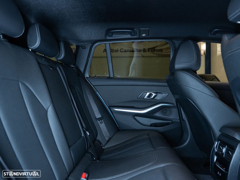 BMW 330 e Pack Desportivo M Auto - 22