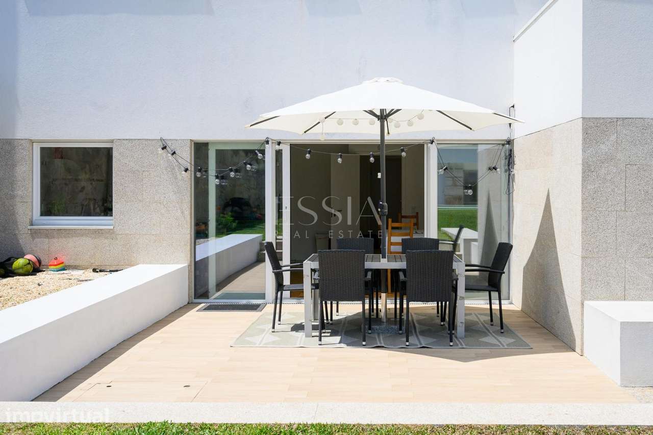 Moradia T4+1 com Jardim e Piscina perto do Parque da Cidade - Grande imagem: 3/29