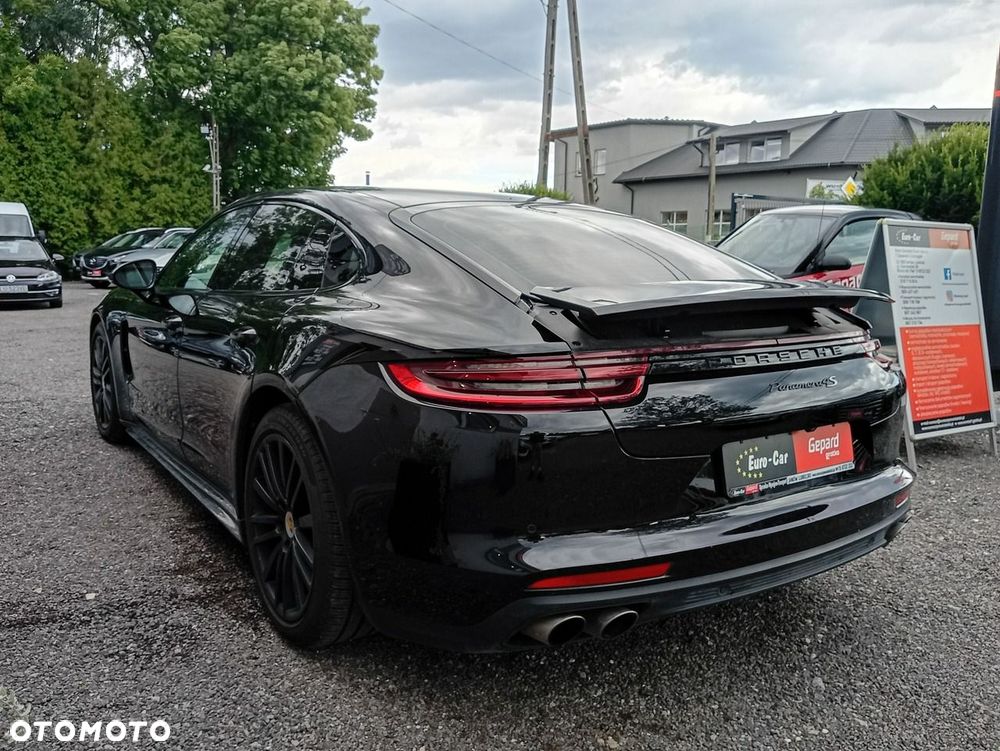 Porsche Panamera - 4