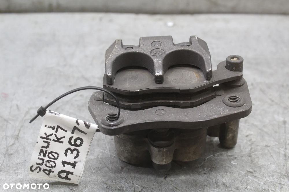 Suzuki Burgman AN 400 K7 Zacisk hamulcowy przód przedni lewy - 2