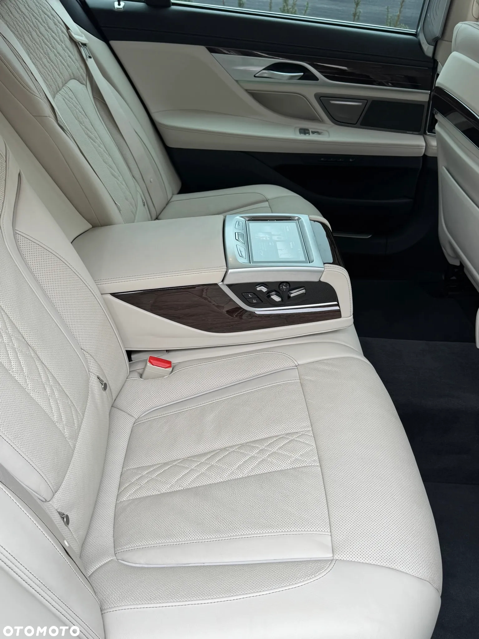 BMW Seria 7 750i xDrive - 29