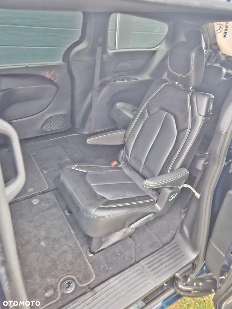 Chrysler Pacifica - 12