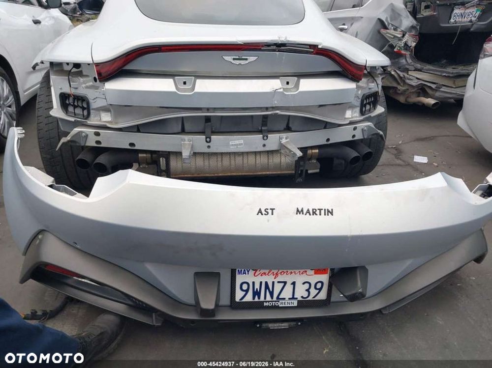 Aston Martin Vantage - 9