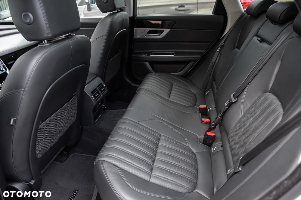 Jaguar XF 25d AWD Prestige - 28