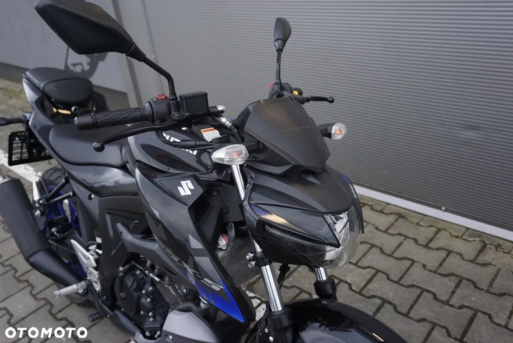 Suzuki GSX - 12