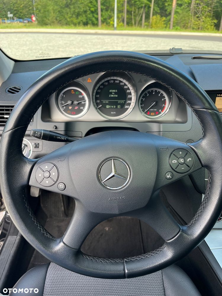 Mercedes-Benz Klasa C 180 CGI Automatik BlueEFFICIENCY Avantgarde - 29