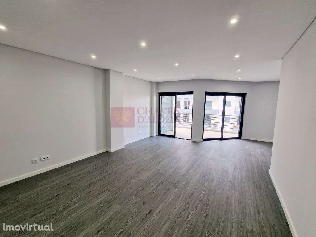 Apartamento T3 - Condomínio com piscinas e jardins - Grande imagem: 2/31