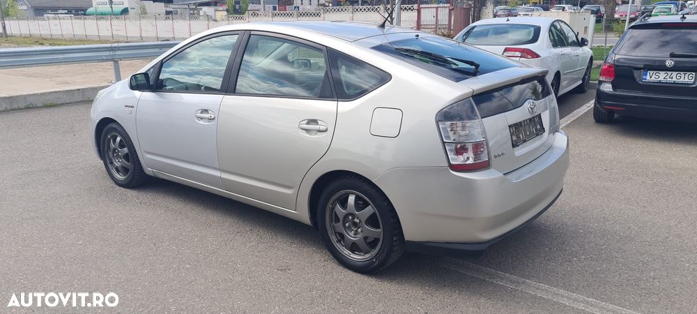 Toyota Prius (Hybrid) - 4