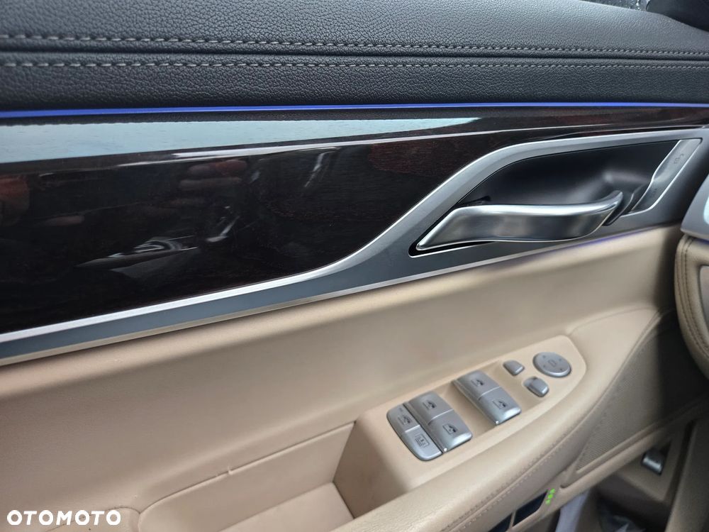 BMW Seria 7 750i xDrive - 26
