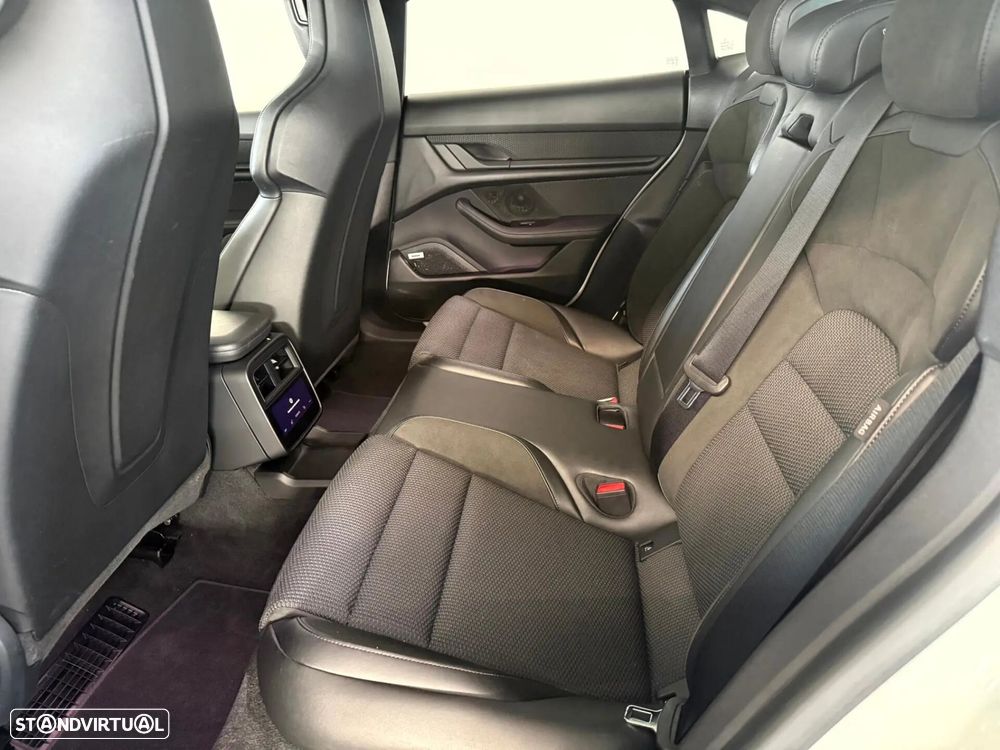 Porsche Taycan 4S - 13